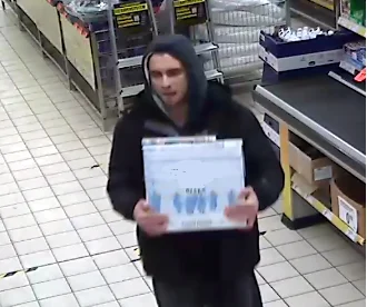 Wizerunek podejrzanego o kradzież alkoholu. Rozpoznajesz go?