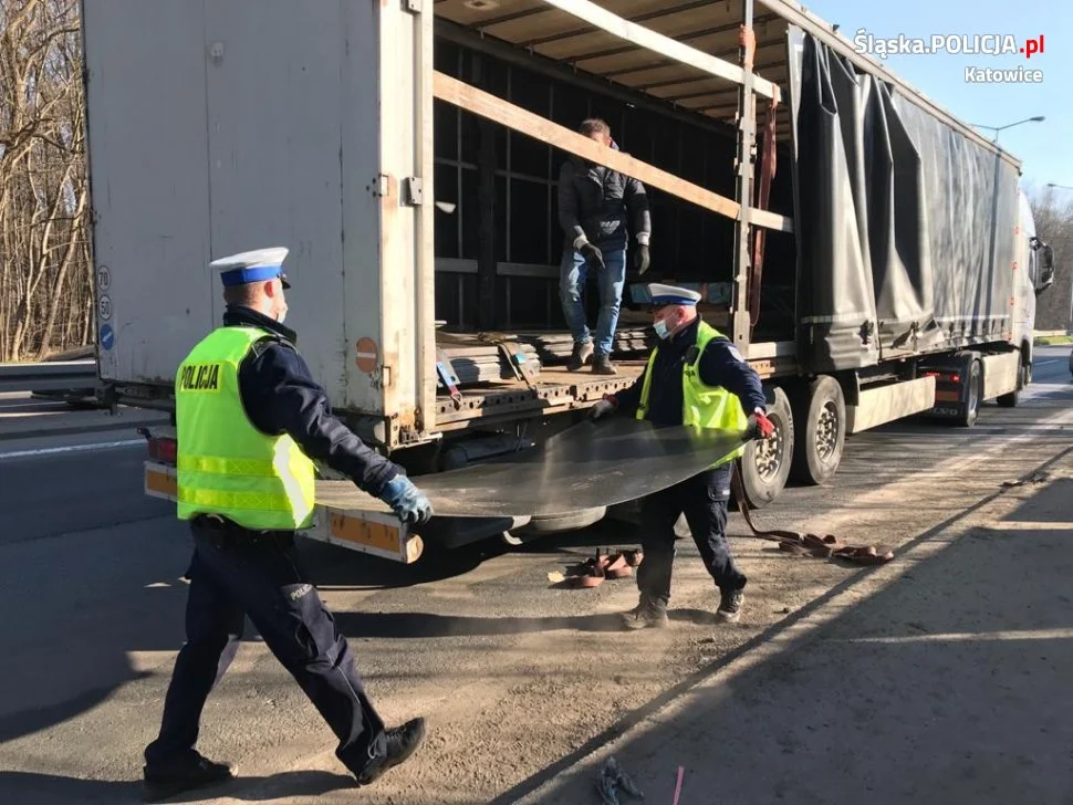 Policjanci pomogli załadować towar, który wypadł na jezdnię