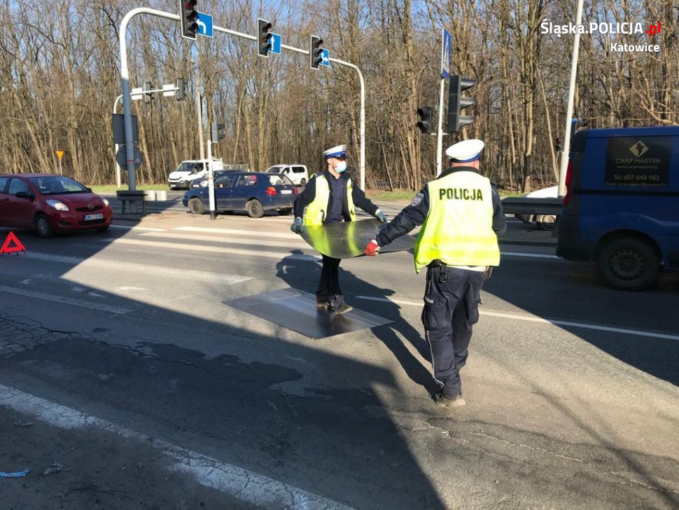 Policjanci pomogli załadować towar, który wypadł na jezdnię