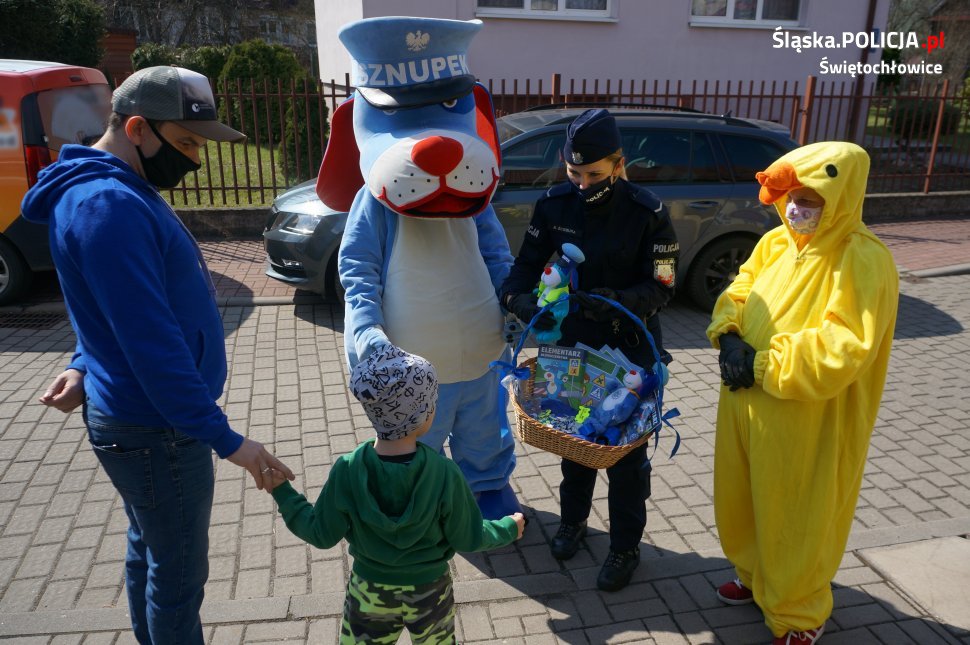 Nietypowi goście z wizytą u wytrwałego malucha