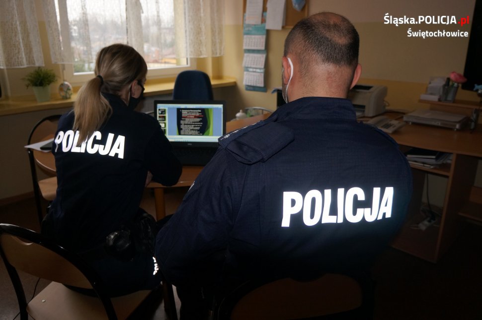 Policjanci ze świętochłowickiej komendy spotkali się online z siódmoklasistami