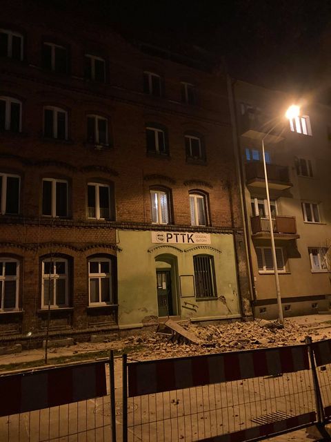 Zawalił się fragment ściany szczytowej kamienicy przy ul. Farnej