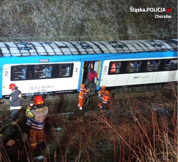 Awaria sieci trakcyjnej i ewakuacja pasażerów pociągu