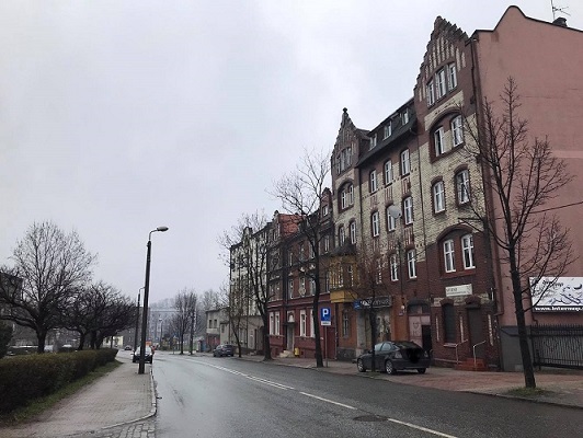 Śmierdzący problem w Chorzowie. Samochód ciężarowy rozsypał biomasę na ulicach miasta