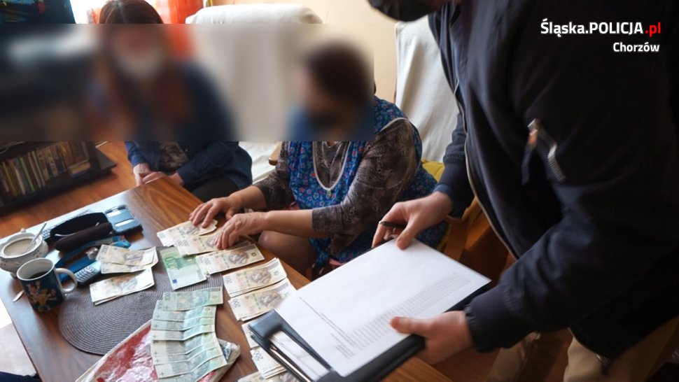 Chorzowscy policjanci odzyskali pieniądze seniorki, która padła ofiarą oszustwa