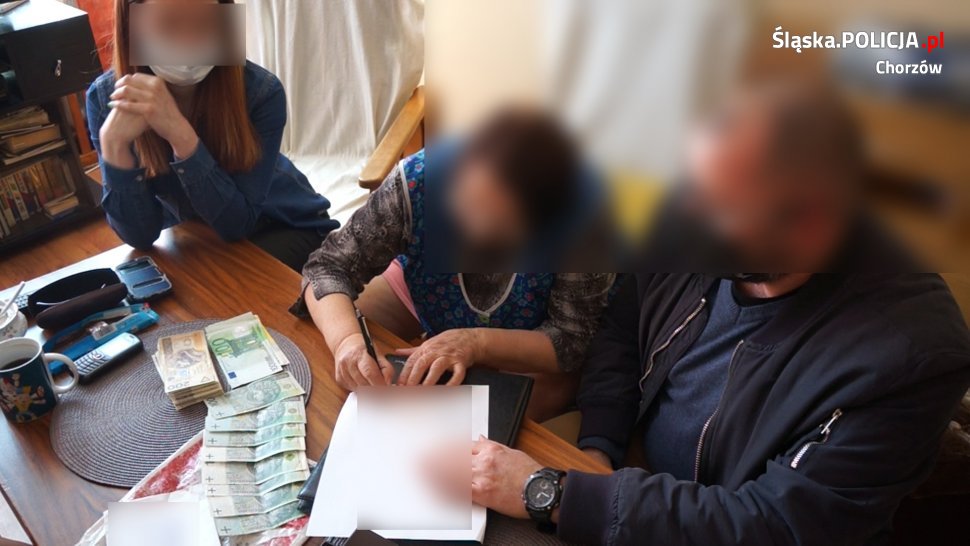 Chorzowscy policjanci odzyskali pieniądze seniorki, która padła ofiarą oszustwa