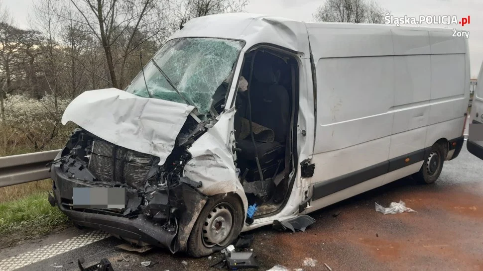 Bus zderzył się z tirem. Ogromne utrudnienia na drodze!