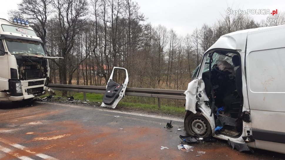 Bus zderzył się z tirem. Ogromne utrudnienia na drodze!