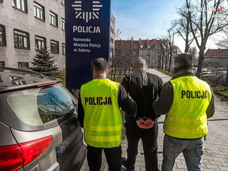 Włamali się do kiosku po czasopisma