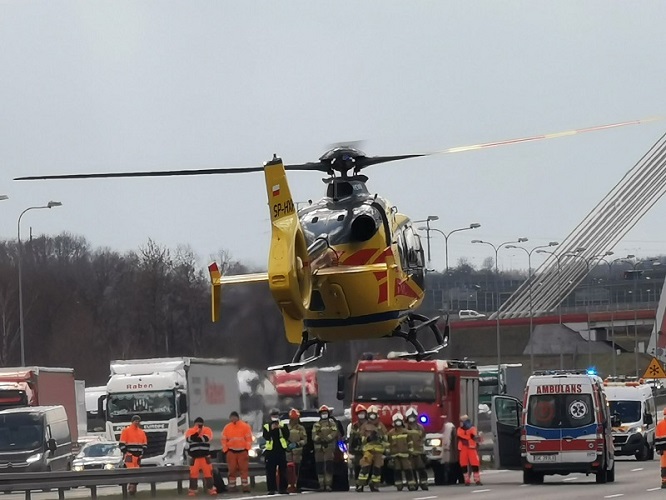 Potężny korek na A4. Zderzyły się trzy samochody osobowe. Interweniował LPR