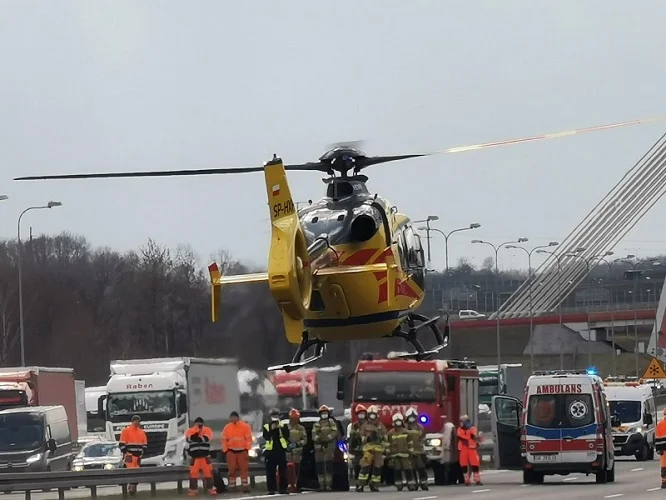 Potężny korek na A4. Zderzyły się trzy samochody osobowe. Interweniował LPR