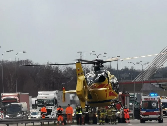 Potężny korek na A4. Zderzyły się trzy samochody osobowe. Interweniował LPR
