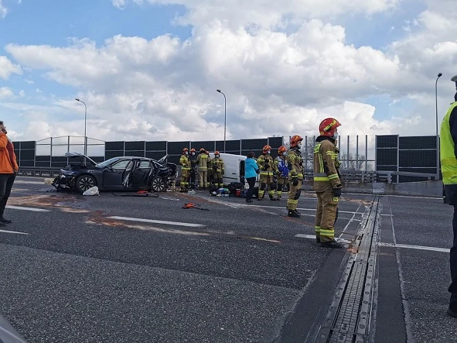 Potężny korek na A4. Zderzyły się trzy samochody osobowe. Interweniował LPR
