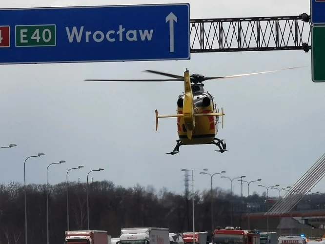 Potężny korek na A4. Zderzyły się trzy samochody osobowe. Interweniował LPR