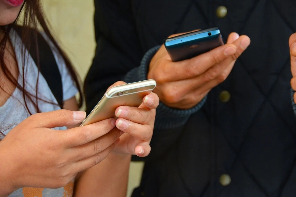 Uwaga na fałszywe SMS-y! Oszuści wciąż atakują