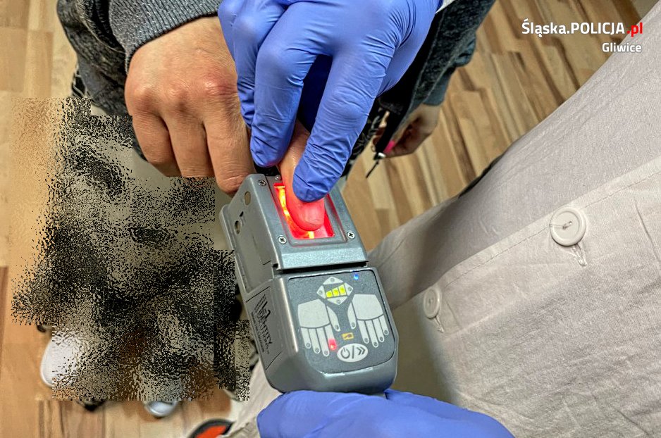 Czujny senior zamknął w swoim mieszkaniu fałszywą urzędniczkę i wezwał policję