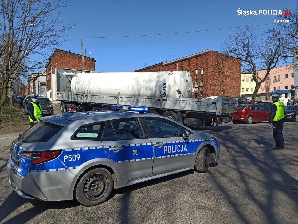 Policja zabezpieczała transport gigantycznej butli z tlenem do ŚCCS