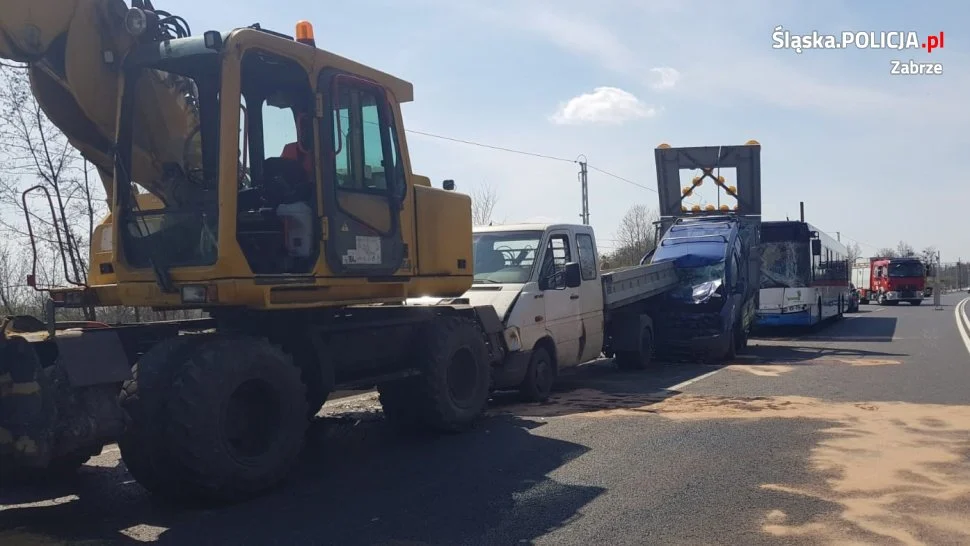 Autobus uderzył w zaparkowane samochody. Dwie osoby poszkodowane