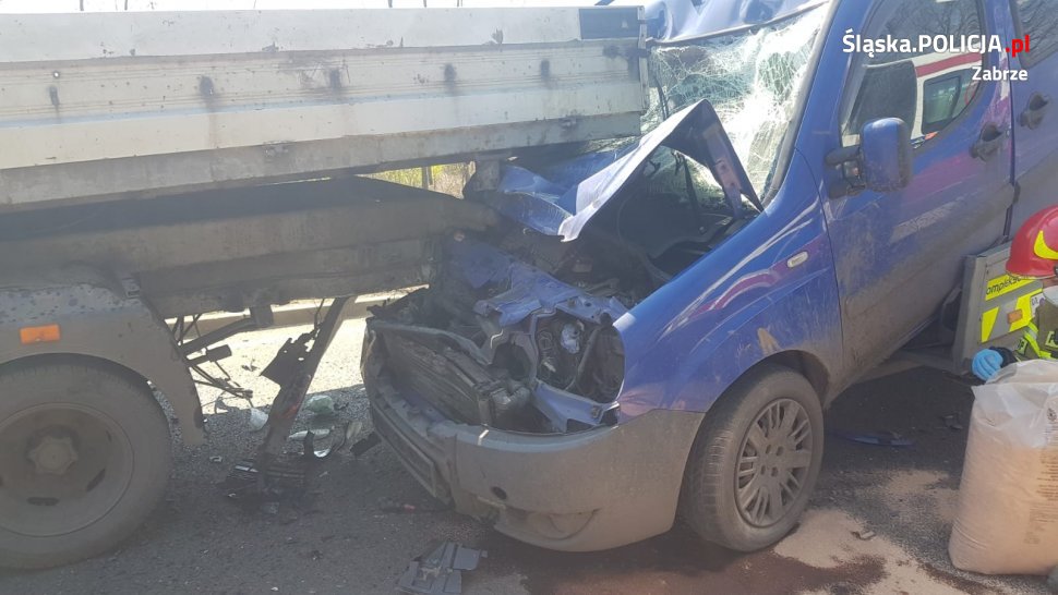 Autobus uderzył w zaparkowane samochody. Dwie osoby poszkodowane