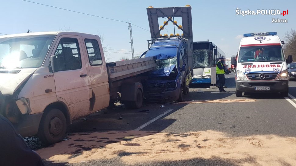 Autobus uderzył w zaparkowane samochody. Dwie osoby poszkodowane