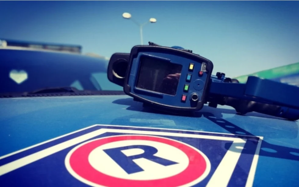 Nadmierna prędkość główną przyczyną wypadków. Policjanci apelują: Kierowco! Zwolnij i Żyj!