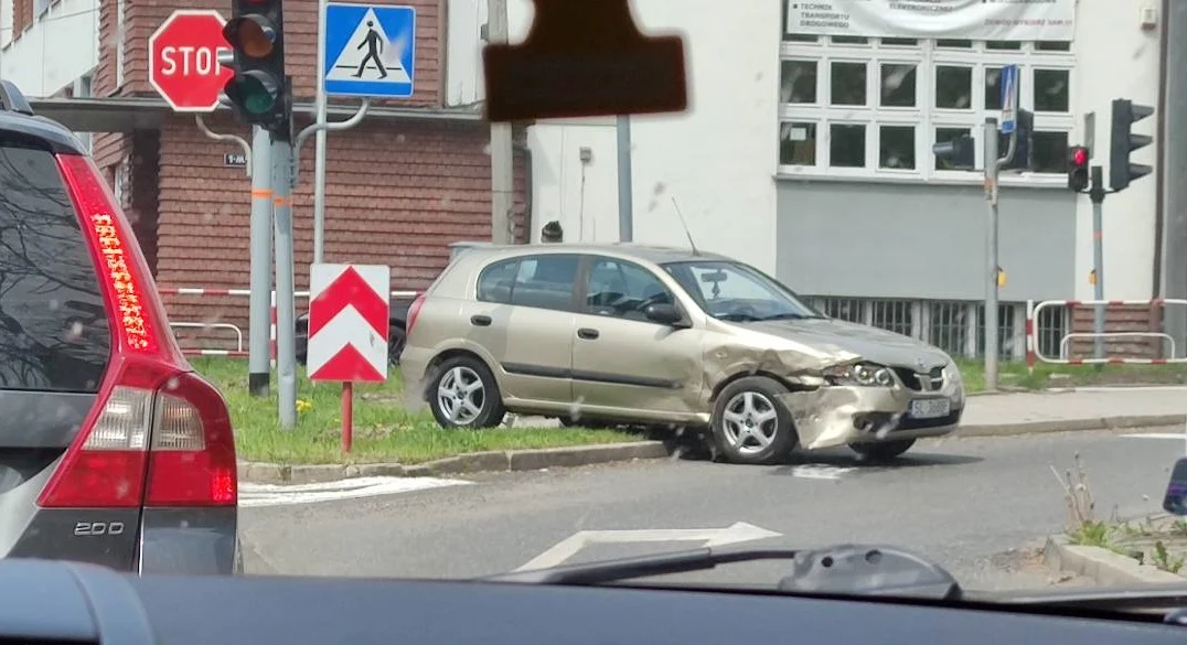 Kolizja na skrzyżowaniu 1 maja i Jankowskiego. Zderzyły się dwa samochody i motocykl