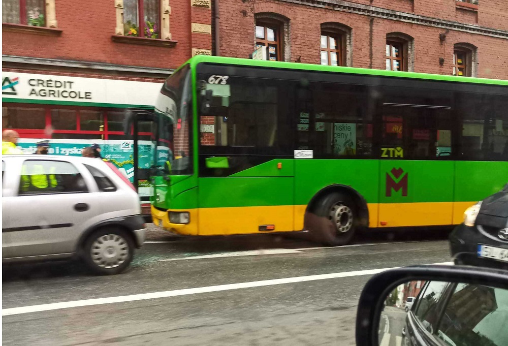 PILNE! Skrzyżowanie w Nowym Bytomiu zablokowane. Autobus zderzył się z samochodem osobowym