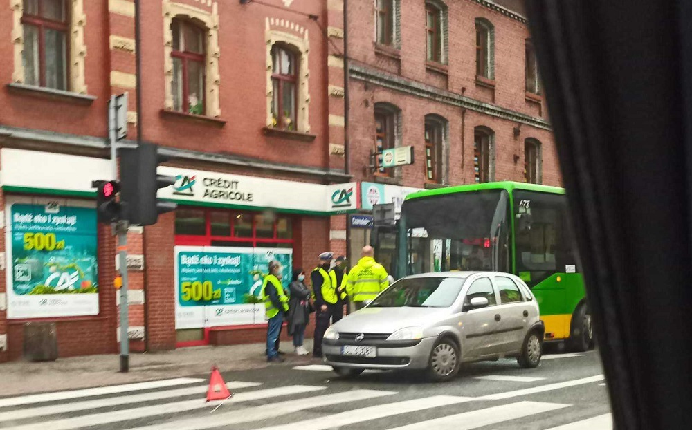 PILNE! Skrzyżowanie w Nowym Bytomiu zablokowane. Autobus zderzył się z samochodem osobowym