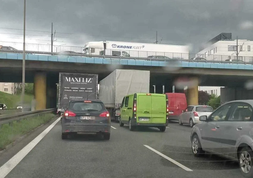 Ogromne korki! Zablokowany wiadukt w Chebziu i śmiertelny wypadek na DTŚ