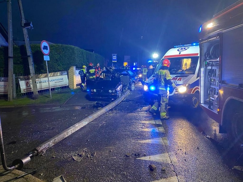 Koszmarny wypadek: Samochód, którym podróżowało 5 osób uderzył w latarnię