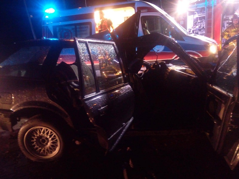 Koszmarny wypadek: Samochód, którym podróżowało 5 osób uderzył w latarnię