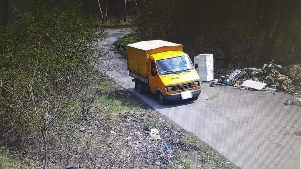 Ruda Śląska: Wyrzucił stare lodówki przy drodze. Zdarzenie zarejestrowała fotopułapka