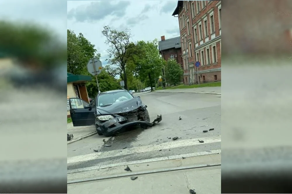 Zderzenie samochodu osobowego z tramwajem na ulicy Niedurnego