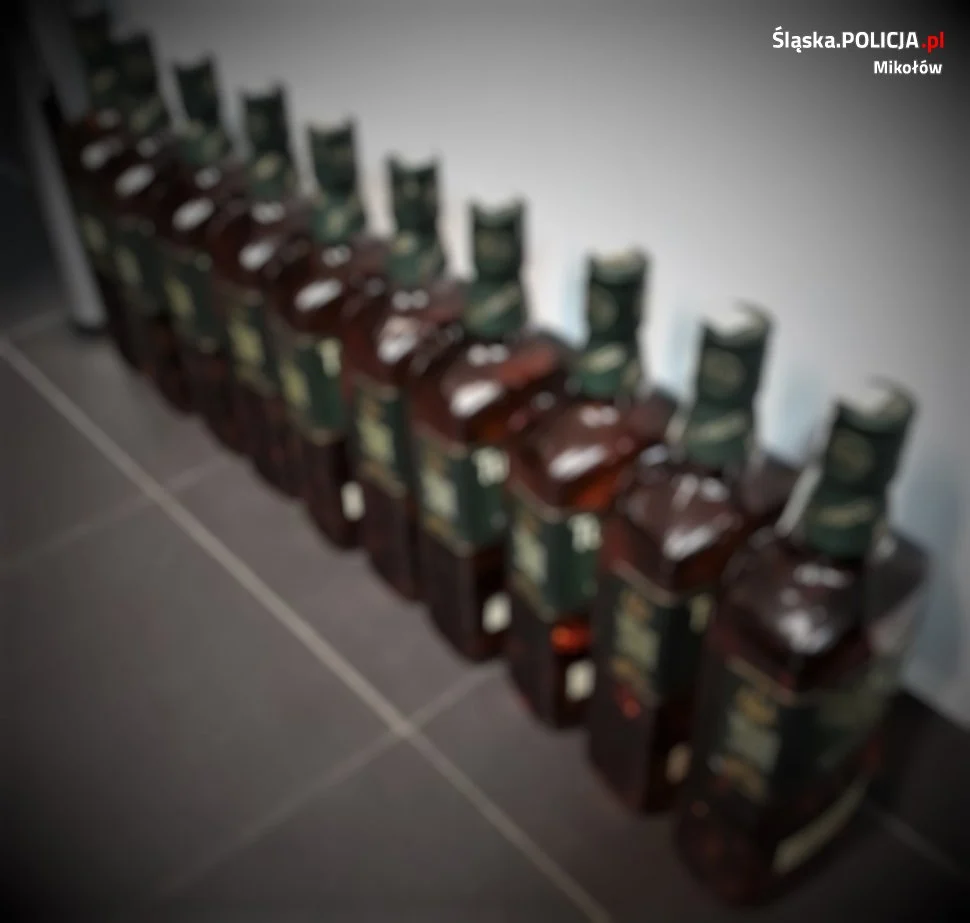 Zabrali 10 butelek whisky i wyszli. Musieli zaspokoić niepochamowane pragnienie