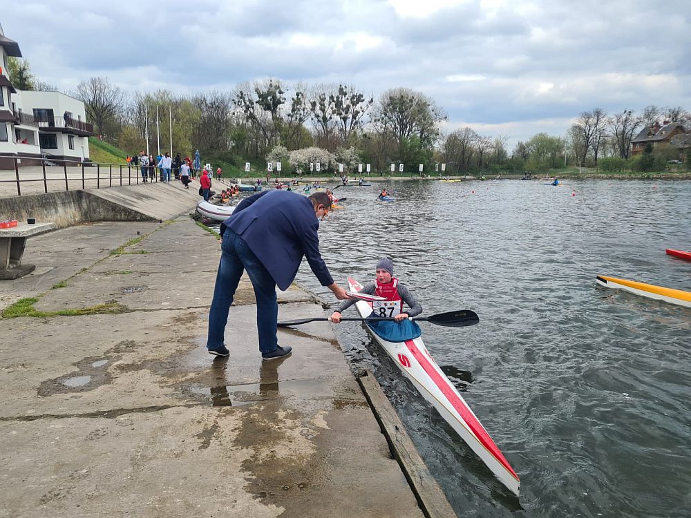 Piekarski kajakarz z medalem
