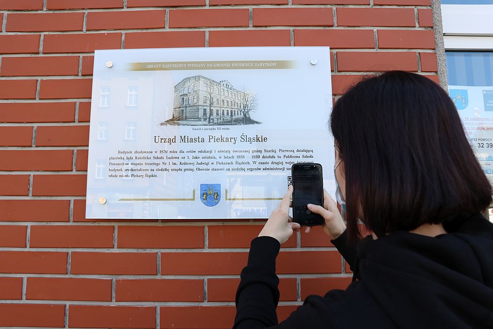 Tablica przybliża historię budynku