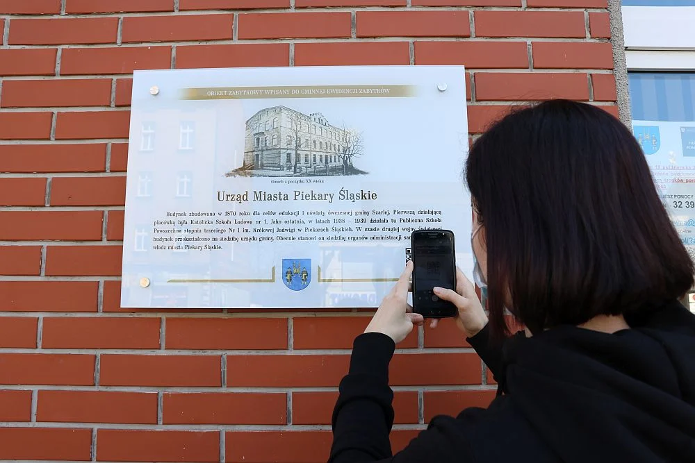 Tablica przybliża historię budynku