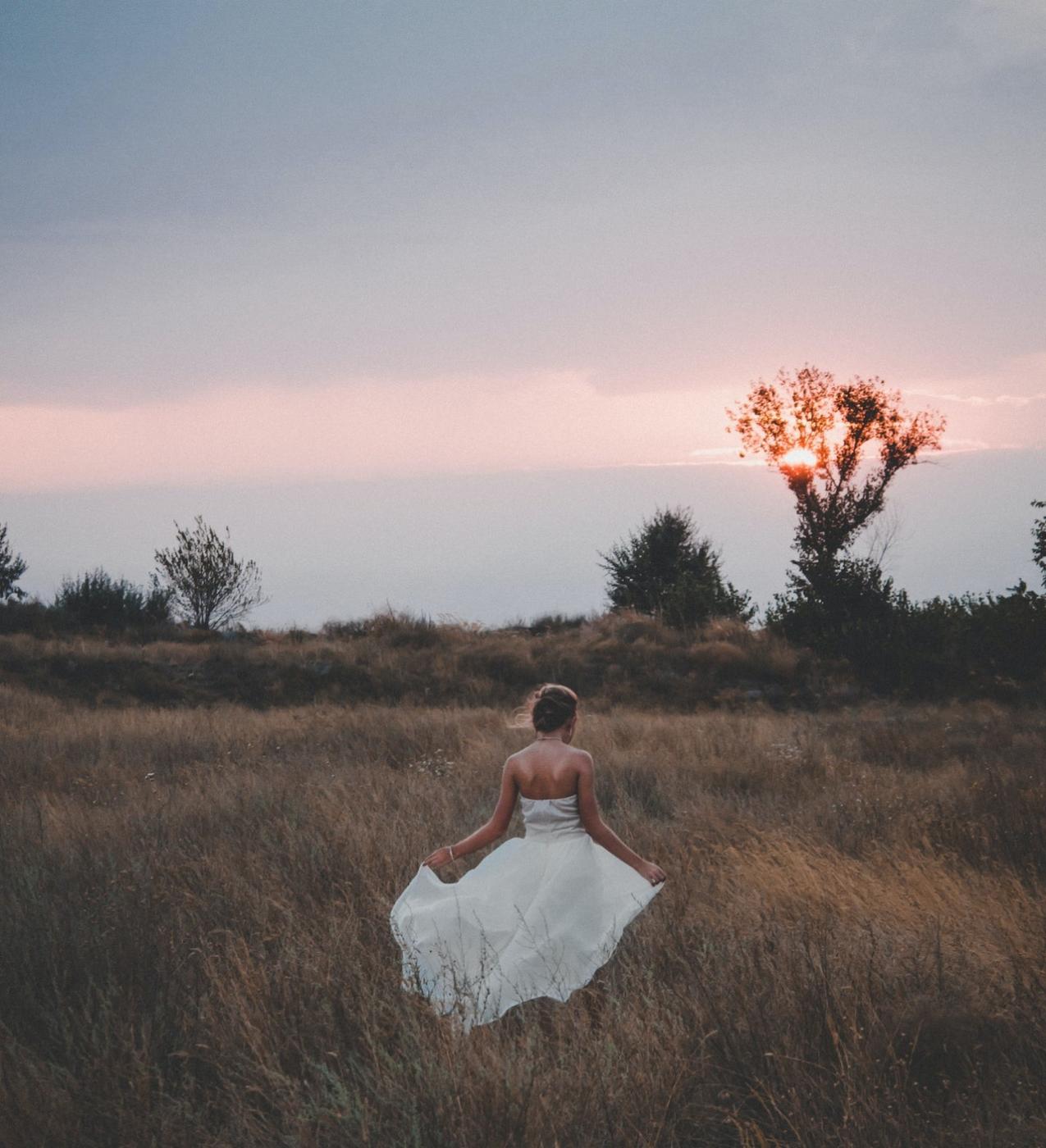 Dlaczego warto wybrać suknie ślubną z odkrytymi plecami?