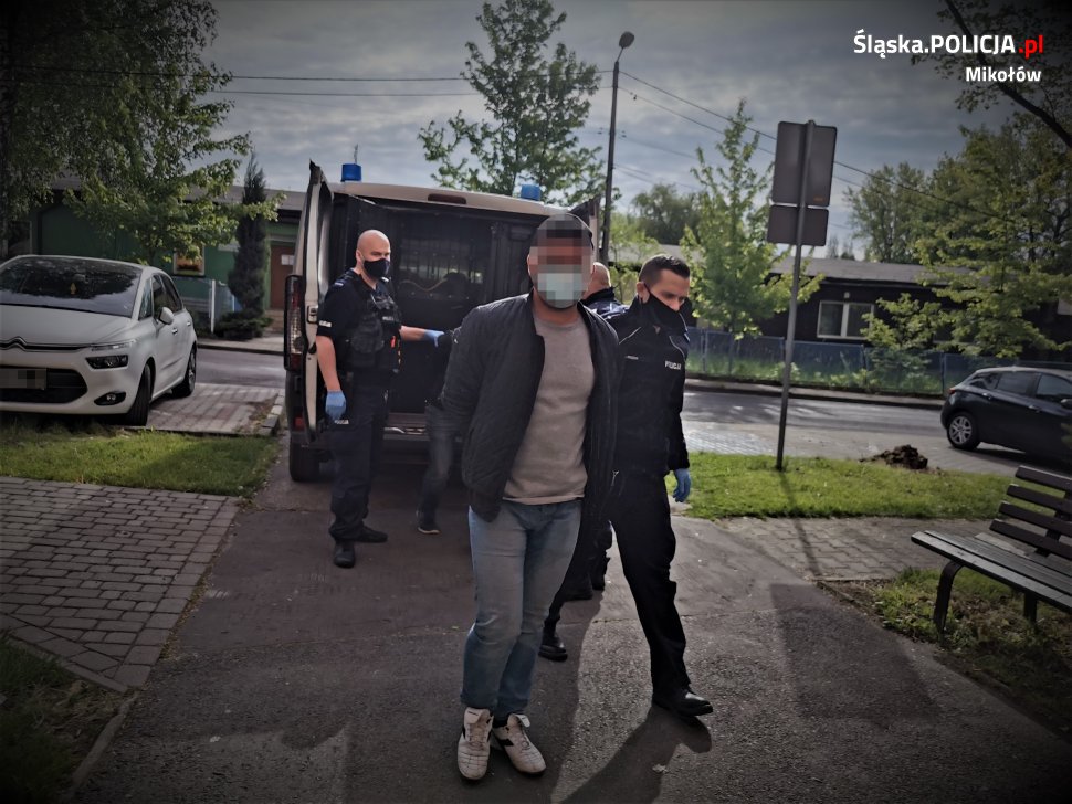 Zabrali 10 butelek whisky i wyszli. Musieli zaspokoić niepochamowane pragnienie