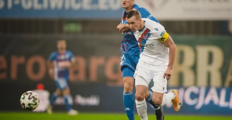 Jedni puchary już mają, drudzy się o nie biją. Raków Częstochowa podejmie Piasta Gliwice