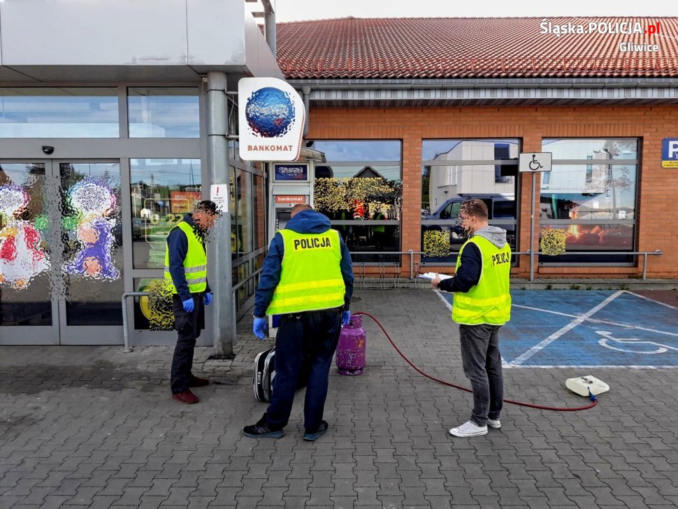 Próba włamania do bankomatu