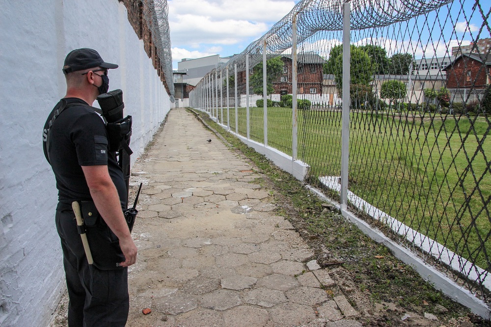 Funkcjonariusze Służby Więziennej zapobiegli przemytowi narkotyków