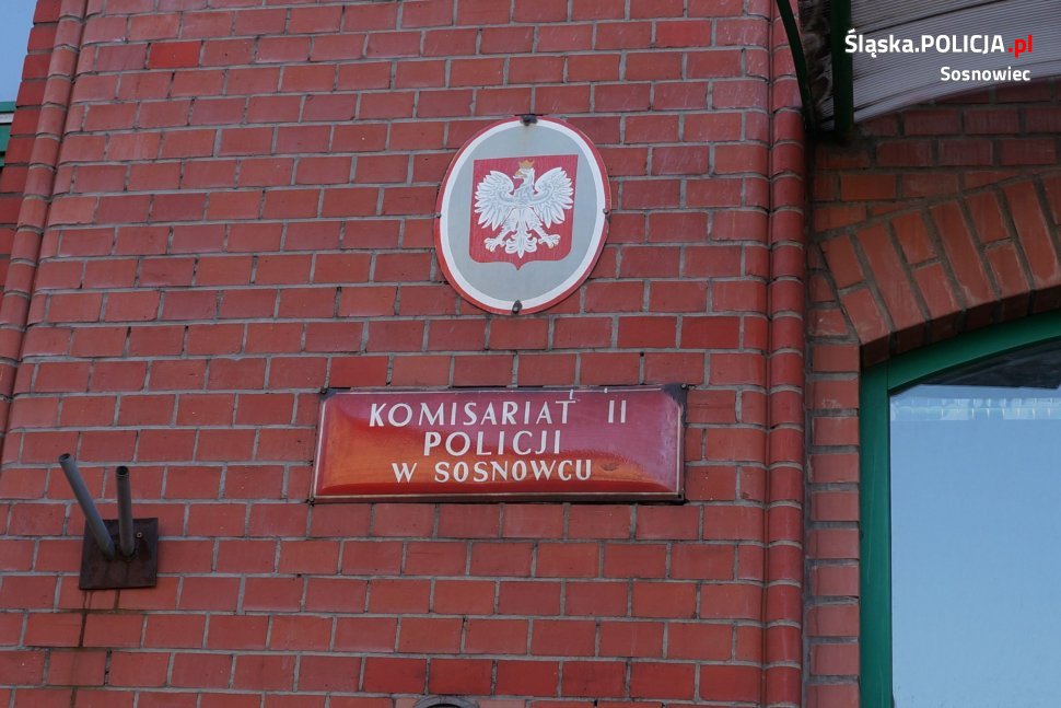 Funkcjonariusze wyważyli drzwi by pomóc zasłabniętemu mężczyźnie