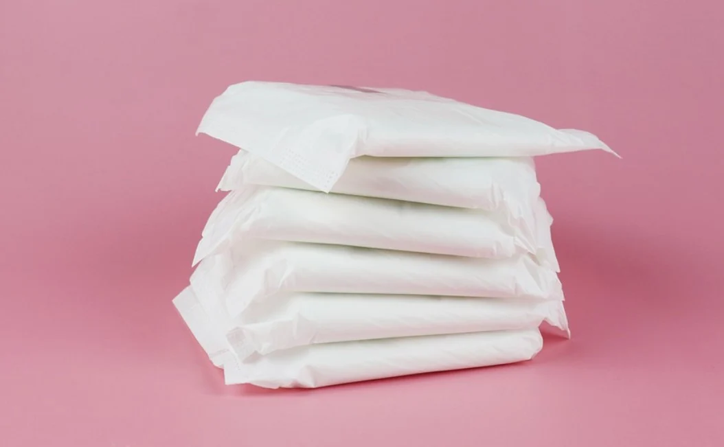 Środki higieniczne dla kobiet za darmo? Radny walczy z ubóstwem menstruacyjnym