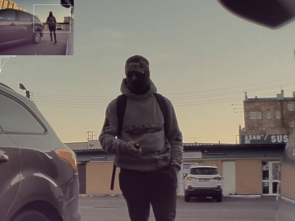 Chciał włamać się do samochodu. Rozpoznajesz go?