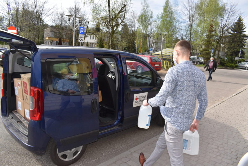 Płyn do dezynfekcji, maseczki i gogle ochronne trafiły do Szpitala św. Józefa