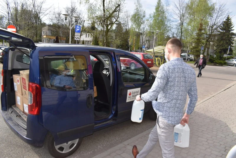 Płyn do dezynfekcji, maseczki i gogle ochronne trafiły do Szpitala św. Józefa