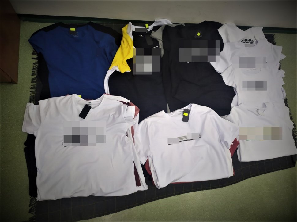 Policjanci znaleźli dwa punkty sprzedaży z podrabianą odzieżą