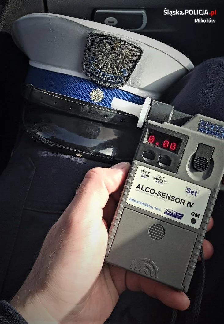 Przyjechał na stację dopompować opony. Pijany zaparkował obok radiowozu