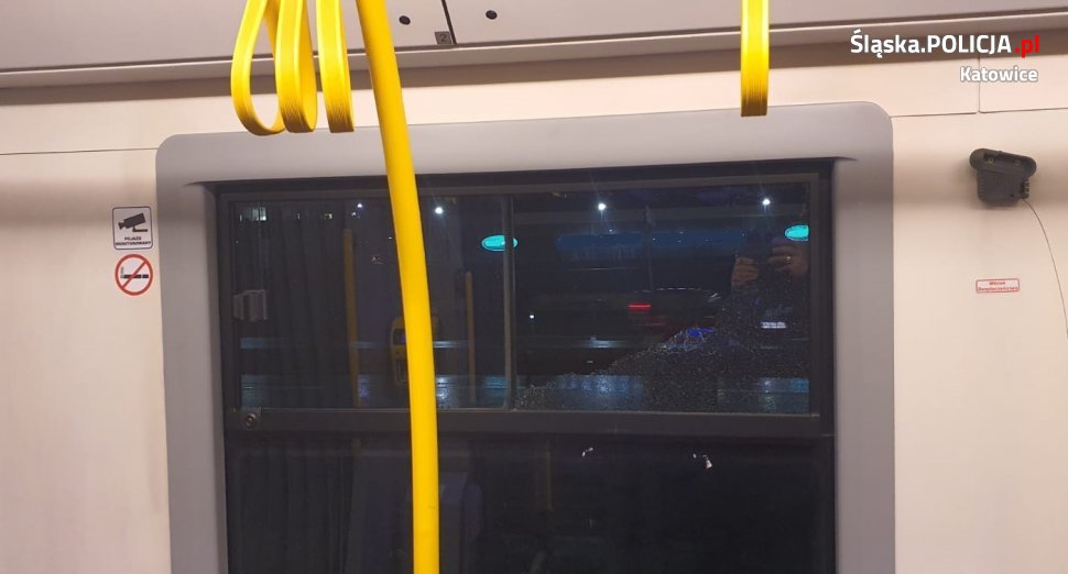 Kobieta pod wpływem alkoholu zniszczyła tramwajowy wagon